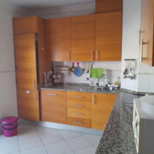 Apartamento T1 amplo, totalmente mobilado, com varandas e excelente luminosidade. Disponível para arrendamento sazonal. Ideal para quem procura conforto, funcionalidade e uma estadia tranquila.