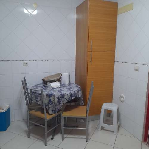 Apartamento T1 amplo, totalmente mobilado, com varandas e excelente luminosidade. Disponível para arrendamento sazonal. Ideal para quem procura conforto, funcionalidade e uma estadia tranquila.
