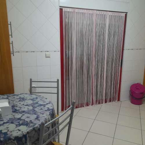 Apartamento T1 amplo, totalmente mobilado, com varandas e excelente luminosidade. Disponível para arrendamento sazonal. Ideal para quem procura conforto, funcionalidade e uma estadia tranquila.