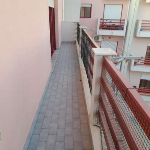 Apartamento T1 amplo, totalmente mobilado, com varandas e excelente luminosidade. Disponível para arrendamento sazonal. Ideal para quem procura conforto, funcionalidade e uma estadia tranquila.