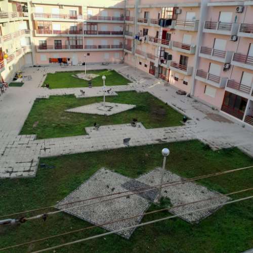 Apartamento T1 amplo, totalmente mobilado, com varandas e excelente luminosidade. Disponível para arrendamento sazonal. Ideal para quem procura conforto, funcionalidade e uma estadia tranquila.