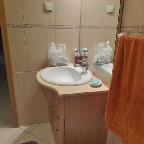 Apartamento T1 amplo, totalmente mobilado, com varandas e excelente luminosidade. Disponível para arrendamento sazonal. Ideal para quem procura conforto, funcionalidade e uma estadia tranquila.
