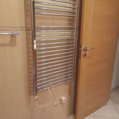 Apartamento T1 amplo, totalmente mobilado, com varandas e excelente luminosidade. Disponível para arrendamento sazonal. Ideal para quem procura conforto, funcionalidade e uma estadia tranquila.