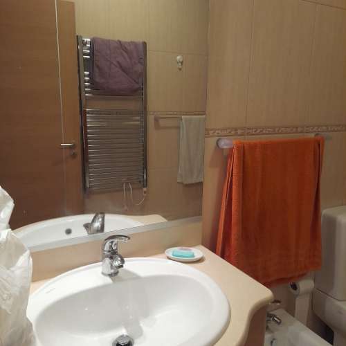 Apartamento T1 amplo, totalmente mobilado, com varandas e excelente luminosidade. Disponível para arrendamento sazonal. Ideal para quem procura conforto, funcionalidade e uma estadia tranquila.