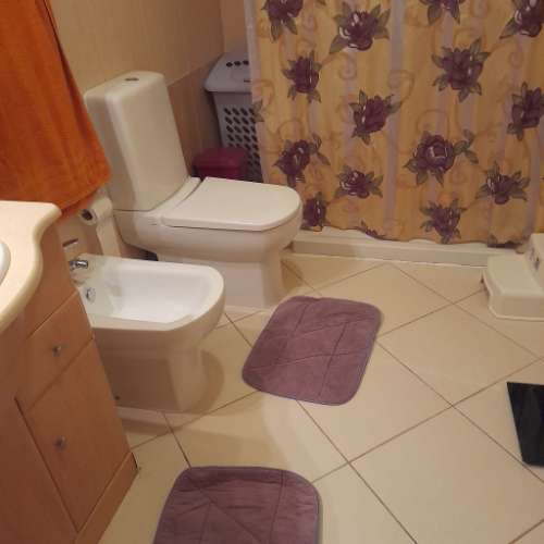 Apartamento T1 amplo, totalmente mobilado, com varandas e excelente luminosidade. Disponível para arrendamento sazonal. Ideal para quem procura conforto, funcionalidade e uma estadia tranquila.