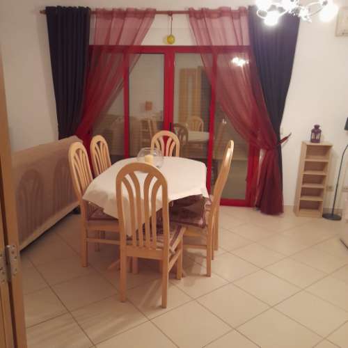 Apartamento T1 amplo, totalmente mobilado, com varandas e excelente luminosidade. Disponível para arrendamento sazonal. Ideal para quem procura conforto, funcionalidade e uma estadia tranquila.