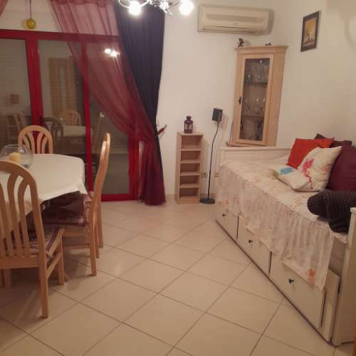Apartamento T1 amplo, totalmente mobilado, com varandas e excelente luminosidade. Disponível para arrendamento sazonal. Ideal para quem procura conforto, funcionalidade e uma estadia tranquila.