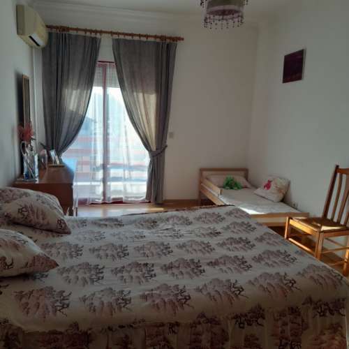 Apartamento T1 amplo, totalmente mobilado, com varandas e excelente luminosidade. Disponível para arrendamento sazonal. Ideal para quem procura conforto, funcionalidade e uma estadia tranquila.