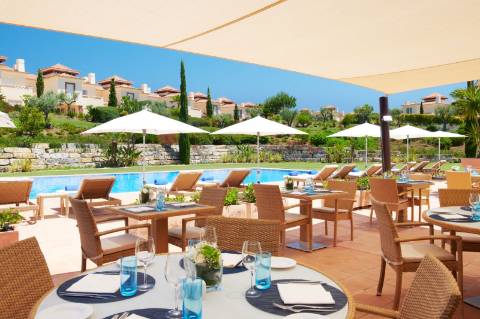 Moradia em Banda V3 com piscina e terraços no Golfe Monte Rei.
