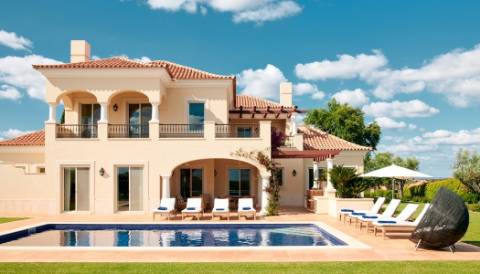 Moradia em Banda V3 com piscina e terraços no Golfe Monte Rei.
