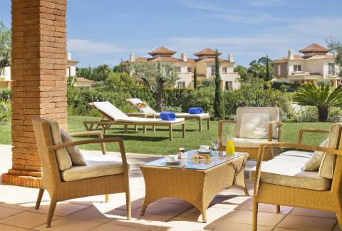 Moradia em Banda V3 com piscina e terraços no Golfe Monte Rei.
