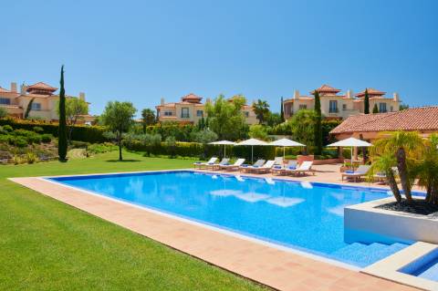 Moradia em Banda V3 com piscina e terraços no Golfe Monte Rei.
