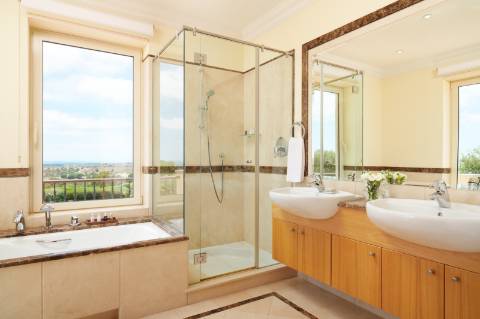 Moradia em Banda V3 com piscina e terraços no Golfe Monte Rei.
