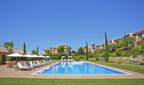 Moradia em Banda V3 com piscina e terraços no Golfe Monte Rei.
