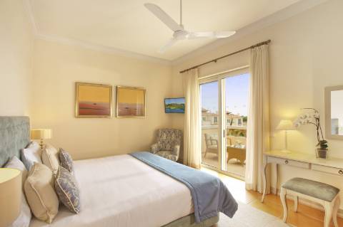 Moradia em Banda V3 com piscina e terraços no Golfe Monte Rei.
