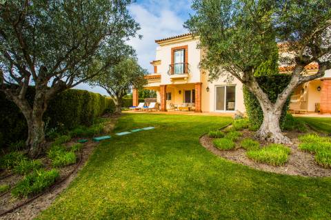 Moradia em Banda V3 com piscina e terraços no Golfe Monte Rei.
