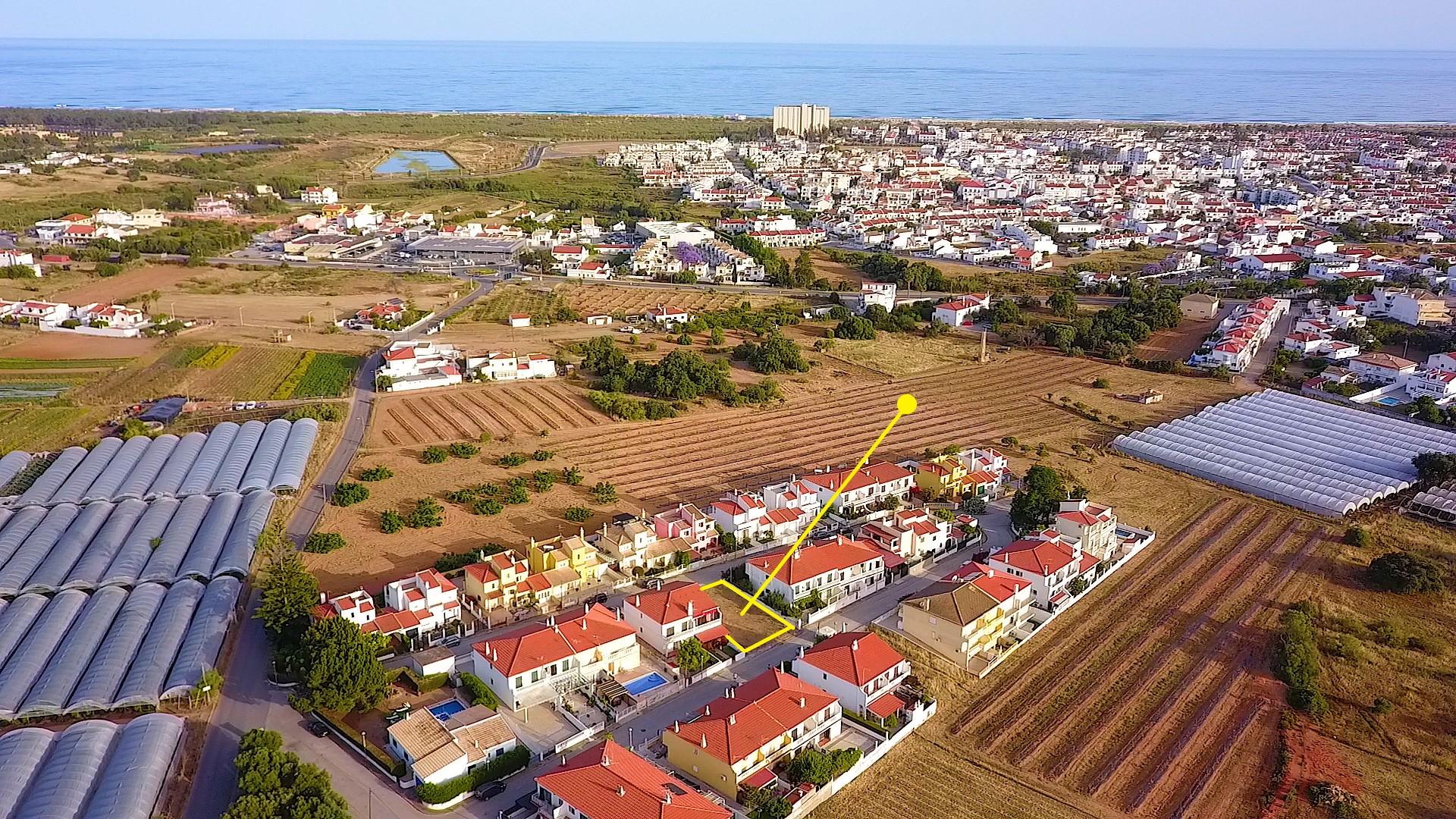 Lote Urbano com Projeto Aprovado para 2 Moradias com Piscina a Poucos Minutos da Praia