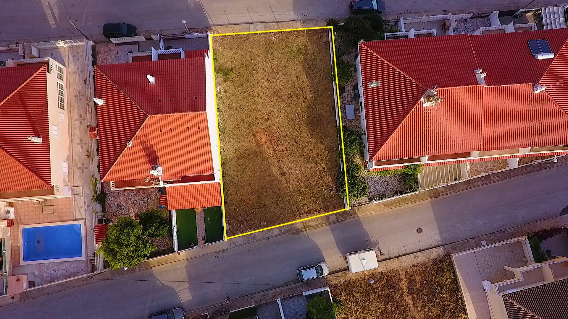 Lote Urbano com Projeto Aprovado para 2 Moradias com Piscina a Poucos Minutos da Praia