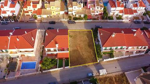 Lote Urbano com Projeto Aprovado para 2 Moradias com Piscina a Poucos Minutos da Praia