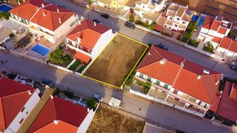 Lote Urbano com Projeto Aprovado para 2 Moradias com Piscina a Poucos Minutos da Praia