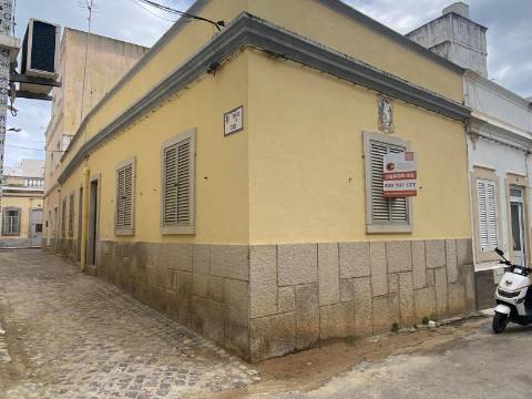 Moradia T2 com Terraço e Duas Entradas Independentes | Baixa de Olhão