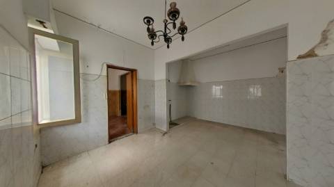 Moradia T2 com Terraço e Duas Entradas Independentes | Baixa de Olhão