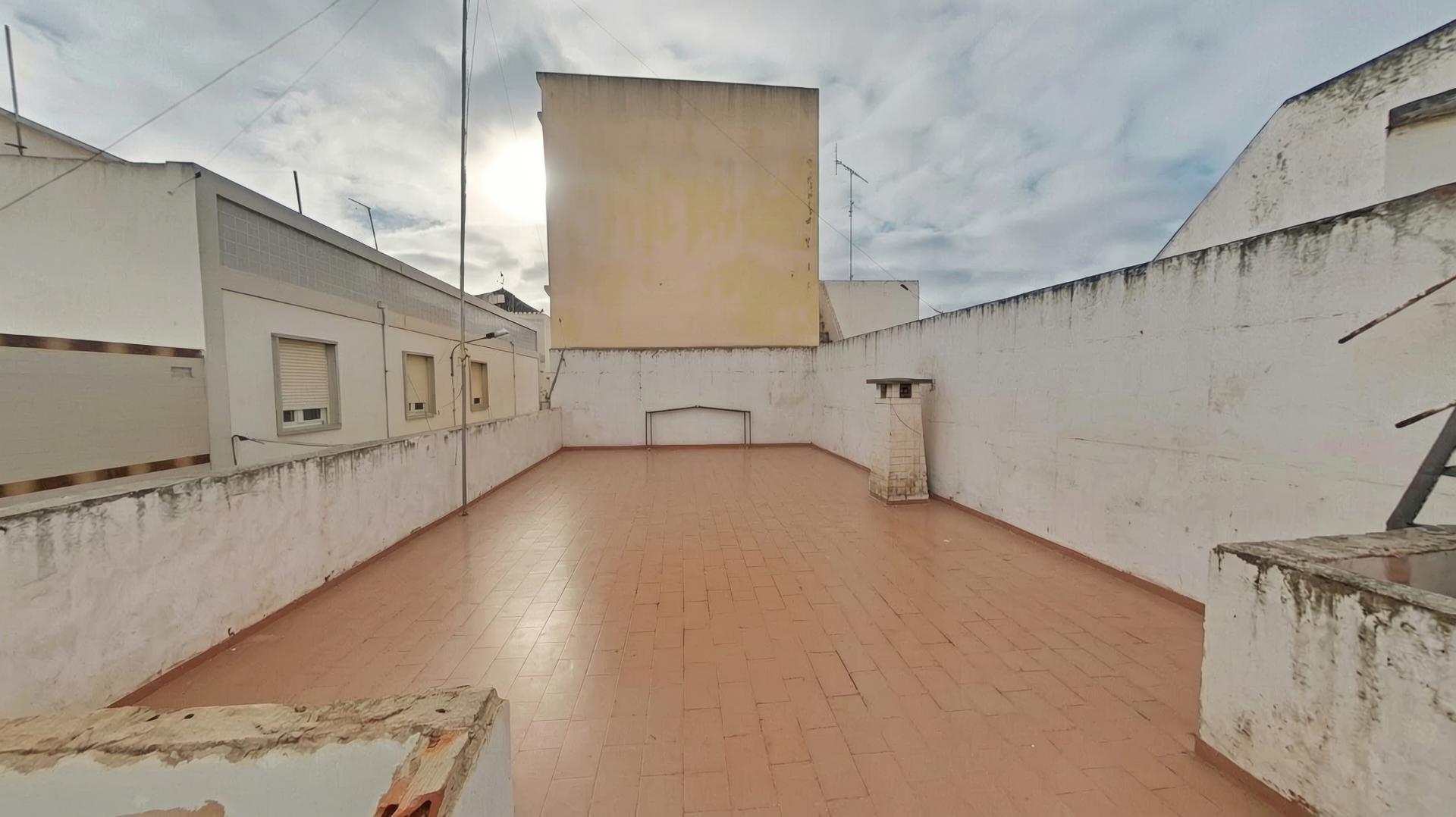 Moradia T2 com Terraço e Duas Entradas Independentes | Baixa de Olhão
