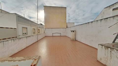 Moradia T2 com Terraço e Duas Entradas Independentes | Baixa de Olhão