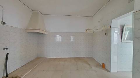 Moradia T2 com Terraço e Duas Entradas Independentes | Baixa de Olhão