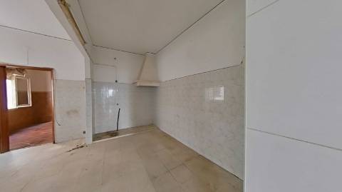 Moradia T2 com Terraço e Duas Entradas Independentes | Baixa de Olhão