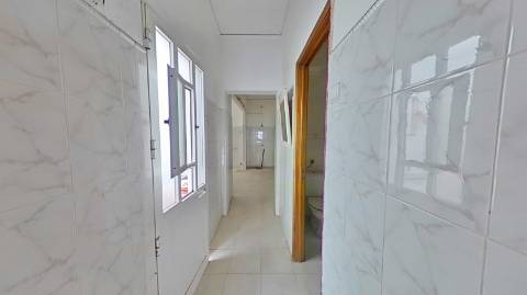 Moradia T2 com Terraço e Duas Entradas Independentes | Baixa de Olhão