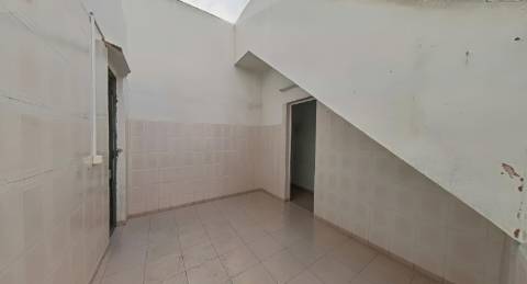 Moradia T2 com Terraço e Duas Entradas Independentes | Baixa de Olhão