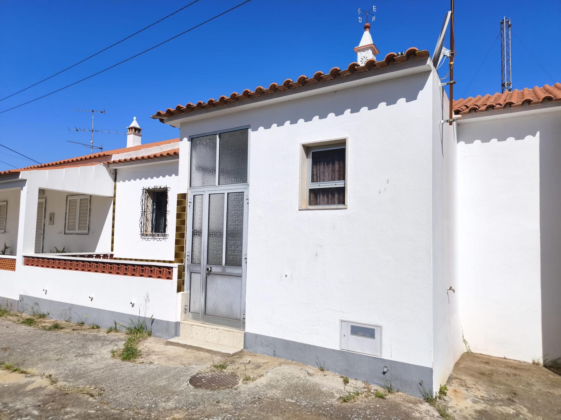 MORADIA T2 COM GARAGEM, ARRUMOS E LOGRADOURO - EM BALURCOS - ALCOUTIM