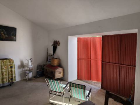 MORADIA T2 COM GARAGEM, ARRUMOS E LOGRADOURO - EM BALURCOS - ALCOUTIM