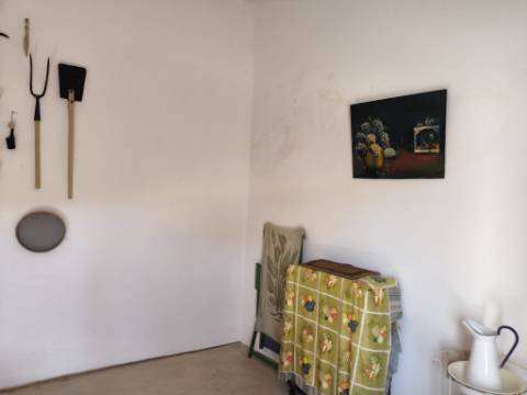 MORADIA T2 COM GARAGEM, ARRUMOS E LOGRADOURO - EM BALURCOS - ALCOUTIM