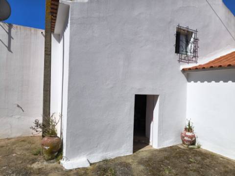 MORADIA T2 COM GARAGEM, ARRUMOS E LOGRADOURO - EM BALURCOS - ALCOUTIM