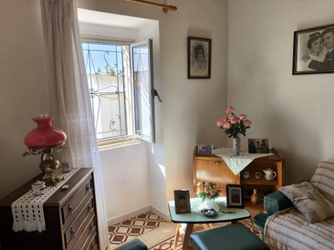 MORADIA T2 COM GARAGEM, ARRUMOS E LOGRADOURO - EM BALURCOS - ALCOUTIM