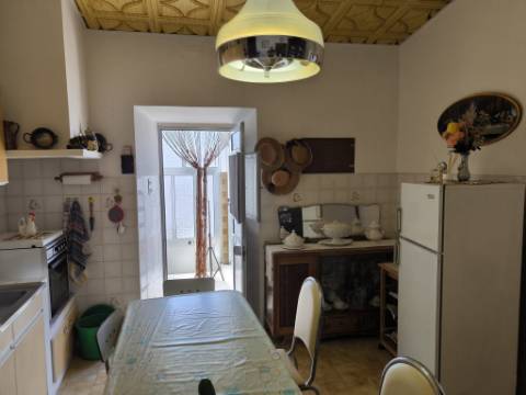 MORADIA T2 COM GARAGEM, ARRUMOS E LOGRADOURO - EM BALURCOS - ALCOUTIM