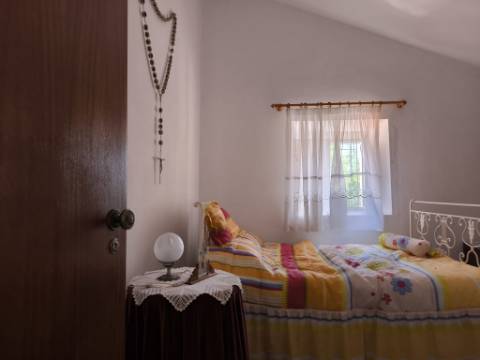MORADIA T2 COM GARAGEM, ARRUMOS E LOGRADOURO - EM BALURCOS - ALCOUTIM