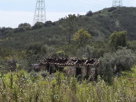 MORADIA T2 - COM TERRENO DE 3628 M2 - CONFRONTA COM RIBEIRO - EM RUÍNAS NO CURAL DA PEDRA - JUNTO AO RIBEIRO - TAVIRA - ALGARVE