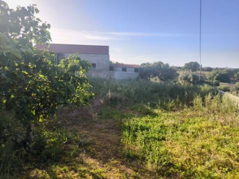 TERRENO URBANO - COM 1580 - COM ARMAZEM 260 M2 - PARA CONSTRUÇÃO DE MORADIA E OU TURISMO - CORTE NOVA - ODELEITE - CASTRO MARIM - ALGARVE