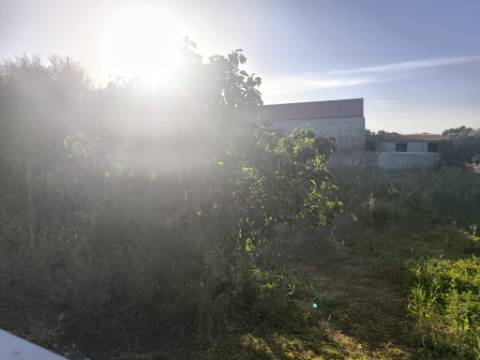 TERRENO URBANO - COM 1580 - COM ARMAZEM 260 M2 - PARA CONSTRUÇÃO DE MORADIA E OU TURISMO - CORTE NOVA - ODELEITE - CASTRO MARIM - ALGARVE