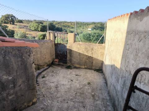 TERRENO URBANO - COM 1580 - COM ARMAZEM 260 M2 - PARA CONSTRUÇÃO DE MORADIA E OU TURISMO - CORTE NOVA - ODELEITE - CASTRO MARIM - ALGARVE