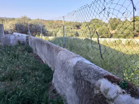 TERRENO URBANO - COM 1580 - COM ARMAZEM 260 M2 - PARA CONSTRUÇÃO DE MORADIA E OU TURISMO - CORTE NOVA - ODELEITE - CASTRO MARIM - ALGARVE