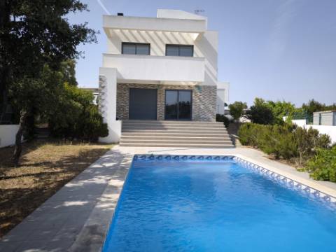 MORADIA COM PISCINA - COM 888 M² - VISTA MAR - EM SÃO BARTOLOMEU - A POUCOS MINUTOS DA PRAIA VERDE - CASTRO MARIM - ALGARVE
