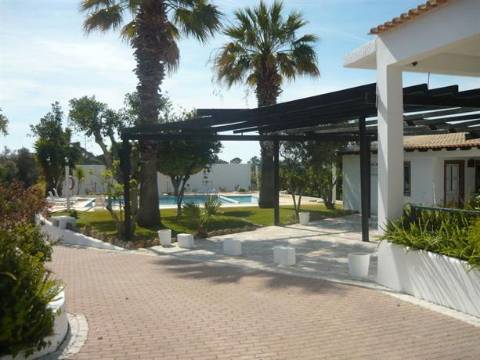 Apart hôtel de 32 quartos e piscina na Ria formosa, com possibilidade de ampliação.