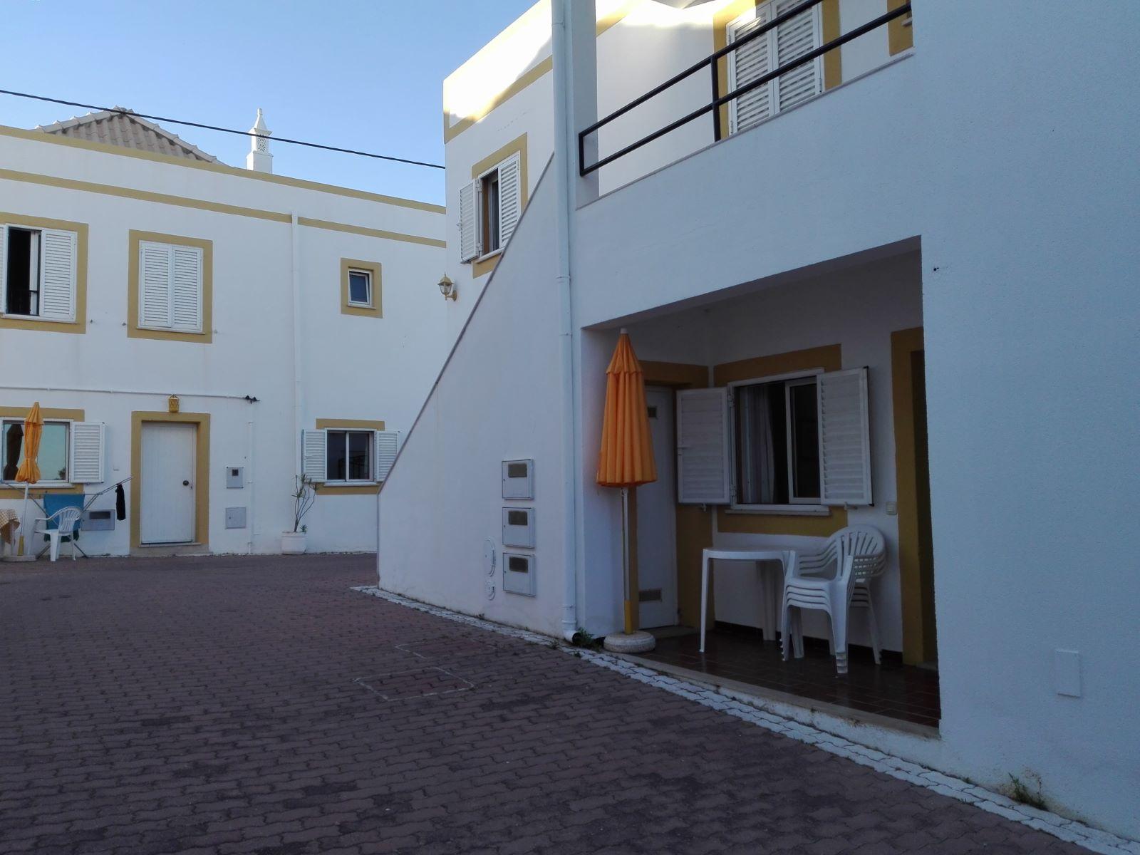 Apart hôtel de 32 quartos e piscina na Ria formosa, com possibilidade de ampliação.