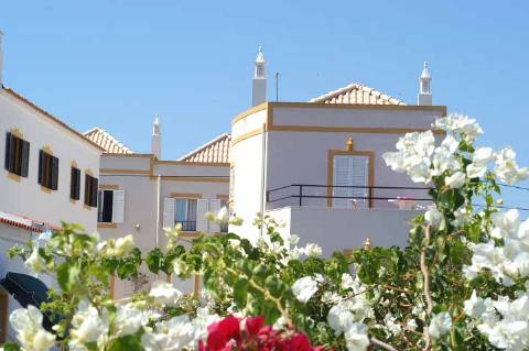 Apart hôtel de 32 quartos e piscina na Ria formosa, com possibilidade de ampliação.
