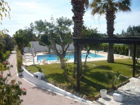 Apart hôtel de 32 quartos e piscina na Ria formosa, com possibilidade de ampliação.