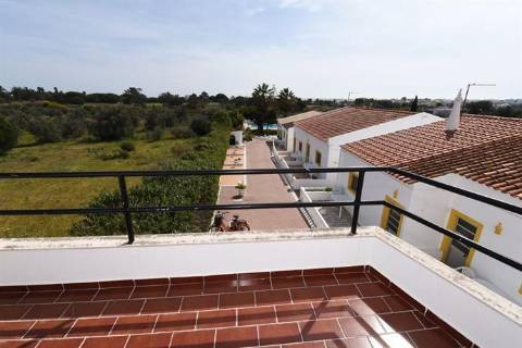 Apart hôtel de 32 quartos e piscina na Ria formosa, com possibilidade de ampliação.
